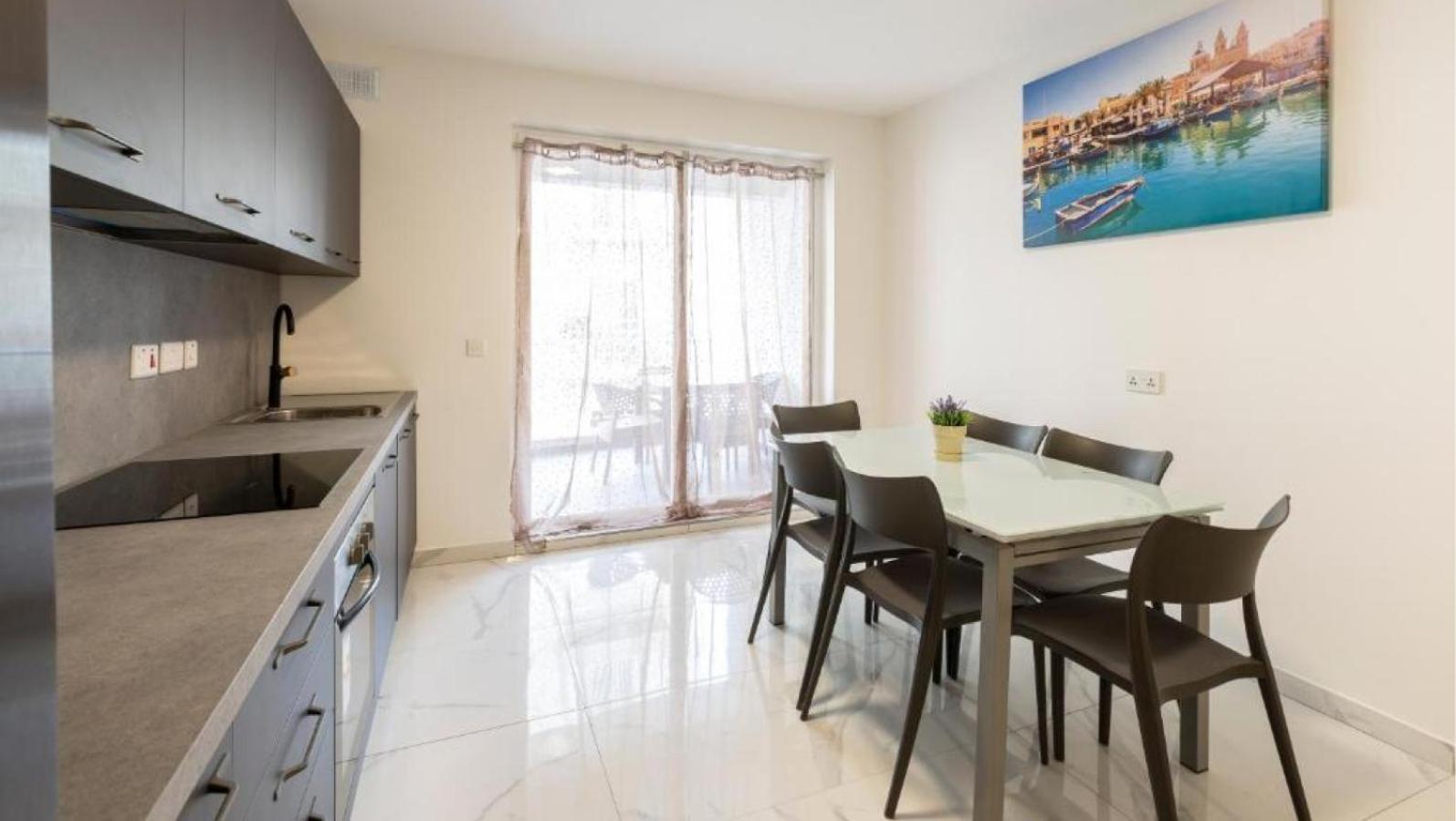 New 3 Bedroom Apartment A1 세인트폴스베이 외부 사진