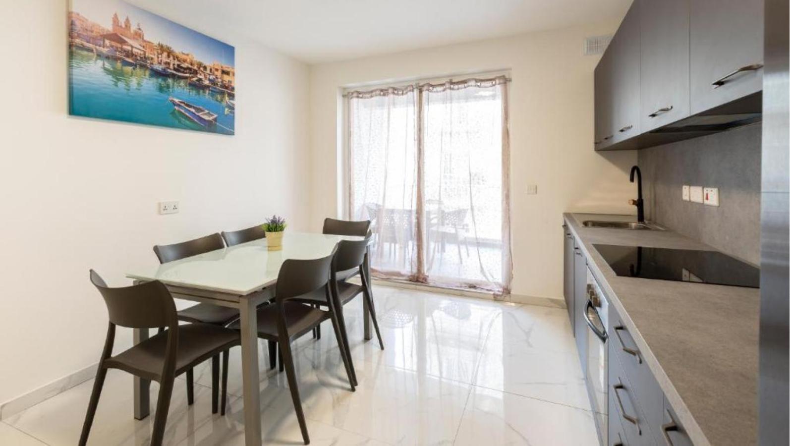 New 3 Bedroom Apartment A1 세인트폴스베이 외부 사진